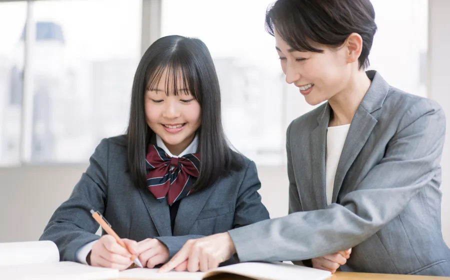 テスト結果を見て笑顔で振り返る様子